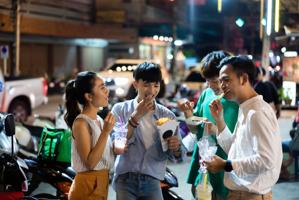 15 Fun Facts About Thailand From The Land of Smiles 3 Thai people eating outside